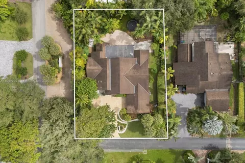 View/Area - 11003 SW 77th Ct Cir, Pinecrest, FL 33156 photo 3 of 5