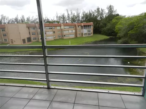 9661 Sunrise Lakes Blvd #305, Sunrise, FL 33322
