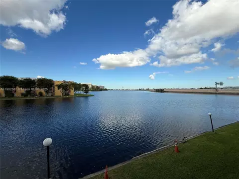 4705 NW Nw 7th St #208-7, Miami, FL 33126