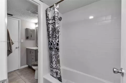 Bath - 737 Midway Dr #B, Ocala, FL 34472 photo 2 of 5