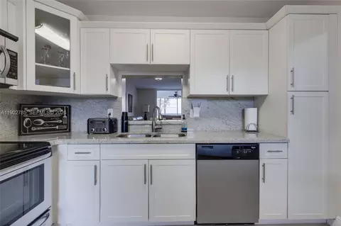 420 NE 12th Ave #208, Hallandale Beach, FL 33009