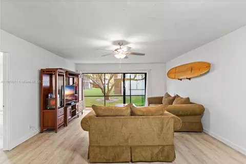 212 W Laurel Dr #1303, Margate, FL 33063