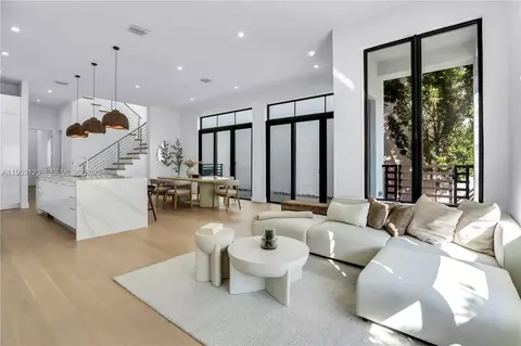 8013 NW 42nd St, Doral, FL 33166