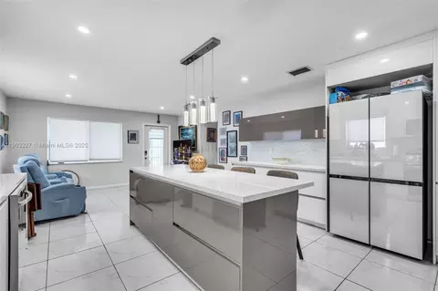 210 NW 59th Ave, Miami, FL 33126