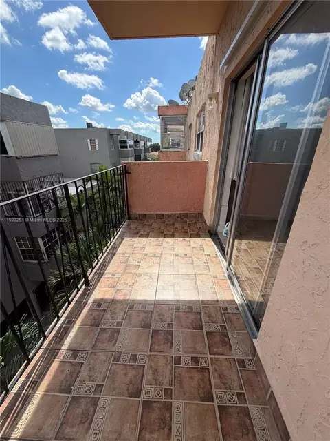 1055 W 77th St #411, Hialeah, FL 33014