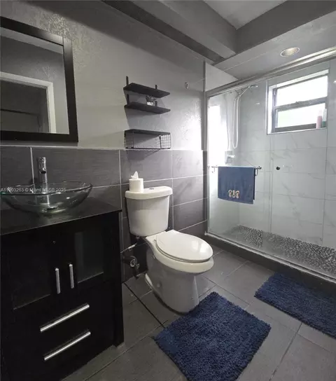 Bath - 675 E 31st St, Hialeah, FL 33013 photo 4 of 4