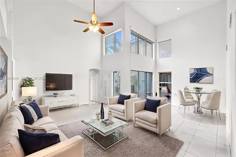 1046 Satinleaf St, Hollywood, FL 33019