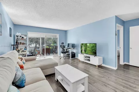 6207 Bay Club Dr #3, Fort Lauderdale, FL 33308