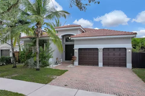 9067 NW 182nd Ter, Hialeah, FL 33018
