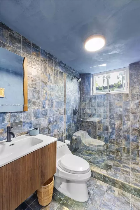 Bath - 1071 NE 85th St, Miami, FL 33138 photo 3 of 3