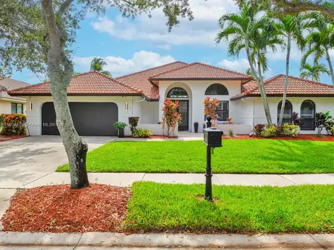 1044 Poplar Cir, Weston, FL 33326