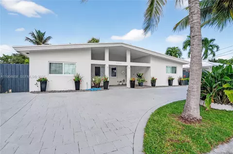 2325 NE 194 St, Miami, FL 33180