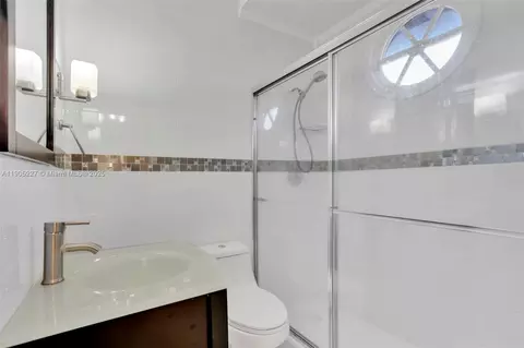 Bath - 16232 NW 79th Ave, Miami Lakes, FL 33016 photo 3 of 5