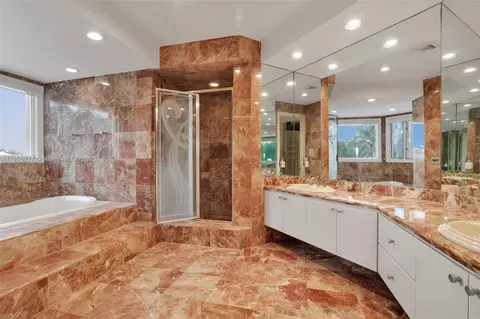 Bath - 16232 NW 79th Ave, Miami Lakes, FL 33016 photo 4 of 5