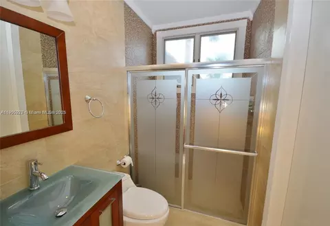 Bath - 16232 NW 79th Ave, Miami Lakes, FL 33016 photo 2 of 5