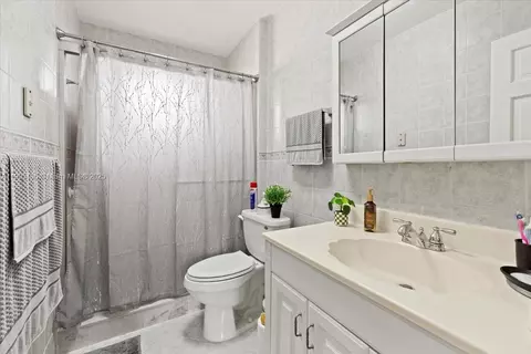Bath - 460 E 23rd St #508, Hialeah, FL 33013 photo 3 of 4