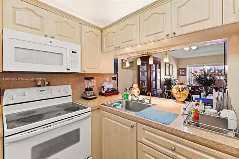 Kitchen - 460 E 23rd St #508, Hialeah, FL 33013 photo 1 of 2