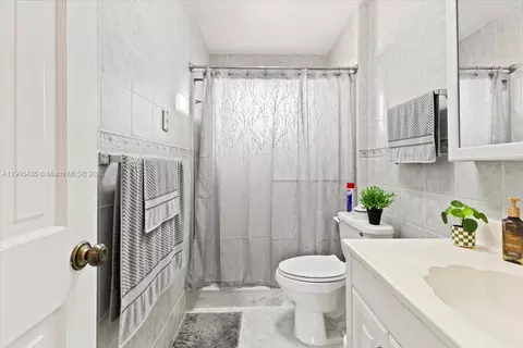 Bath - 460 E 23rd St #508, Hialeah, FL 33013 photo 4 of 4