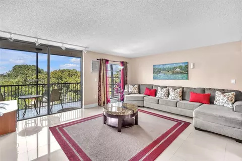 5570 NW 44th St #401A, Lauderhill, FL 33319