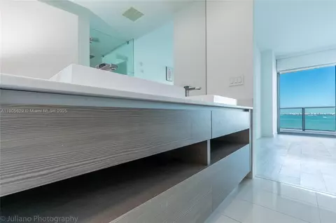 Bath - 460 NE 28th St #1905, Miami, FL 33137 photo 2 of 2