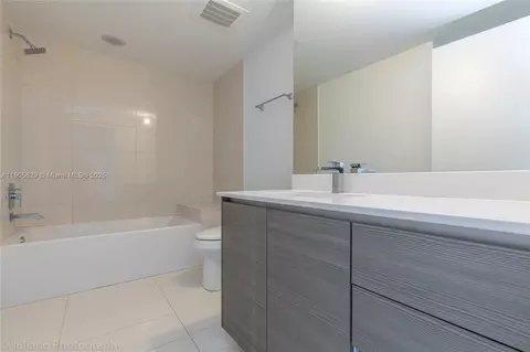 Bath - 460 NE 28th St #1905, Miami, FL 33137 photo 1 of 2