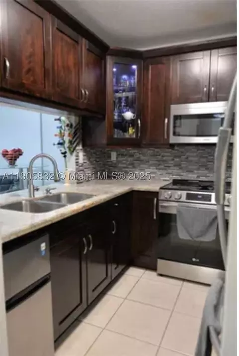 10900 SW 104th St #314, Miami, FL 33176