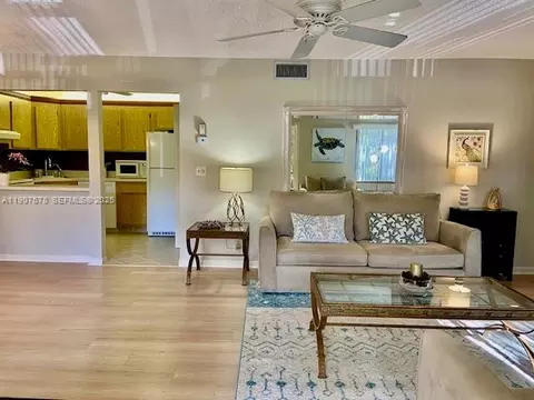 442 Pine Glen Ln #D-2, Greenacres, FL 33463