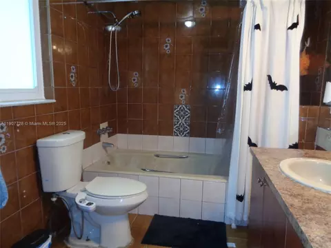 Bath - 385 E 56th St, Hialeah, FL 33013 photo 6 of 6