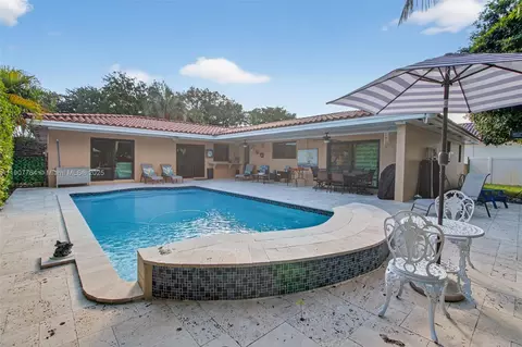 Exterior - 15010 Dunbarton Pl, Miami Lakes, FL 33016 photo 5 of 12