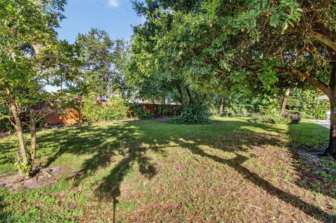 Exterior - 15010 Dunbarton Pl, Miami Lakes, FL 33016 photo 7 of 12