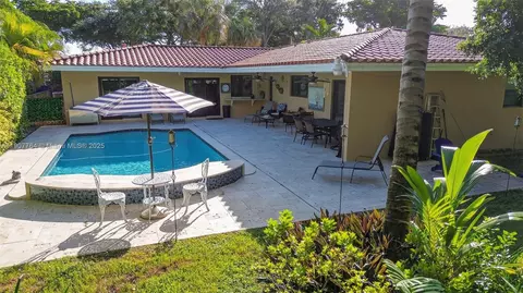 Exterior - 15010 Dunbarton Pl, Miami Lakes, FL 33016 photo 6 of 12