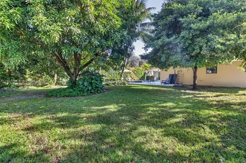 Exterior - 15010 Dunbarton Pl, Miami Lakes, FL 33016 photo 8 of 12