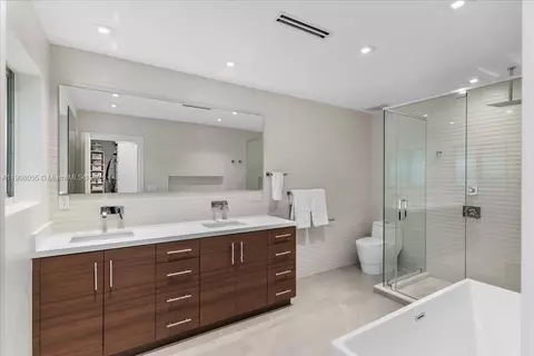 Bath - 10105 SW 71st Ave, Pinecrest, FL 33156 photo 1 of 6