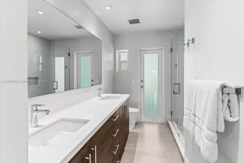 Bath - 10105 SW 71st Ave, Pinecrest, FL 33156 photo 5 of 6