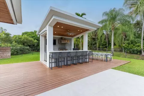 Exterior - 10105 SW 71st Ave, Pinecrest, FL 33156 photo 6 of 9