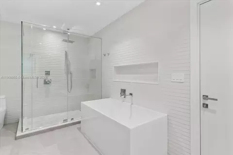 Bath - 10105 SW 71st Ave, Pinecrest, FL 33156 photo 3 of 6