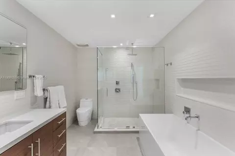 Bath - 10105 SW 71st Ave, Pinecrest, FL 33156 photo 2 of 6