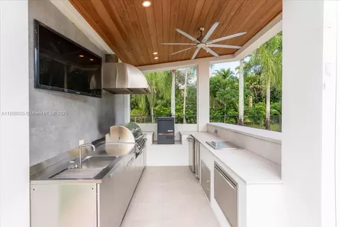 Kitchen - 10105 SW 71st Ave, Pinecrest, FL 33156 photo 9 of 9