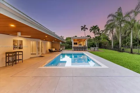 Exterior - 10105 SW 71st Ave, Pinecrest, FL 33156 photo 5 of 9