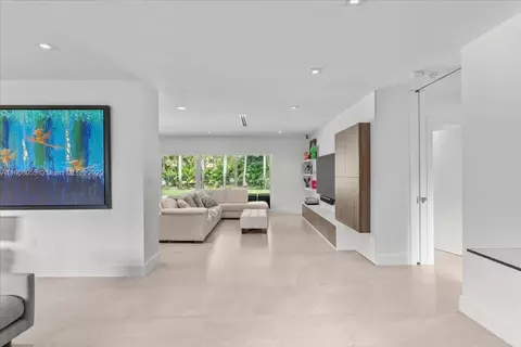 Living - 10105 SW 71st Ave, Pinecrest, FL 33156 photo 2 of 4
