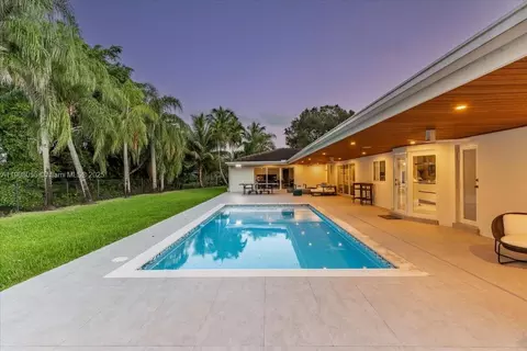 Exterior - 10105 SW 71st Ave, Pinecrest, FL 33156 photo 8 of 9