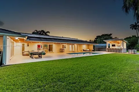 Exterior - 10105 SW 71st Ave, Pinecrest, FL 33156 photo 4 of 9