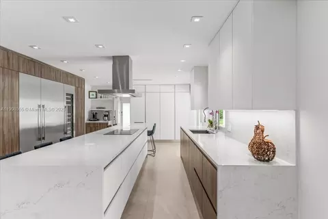 Kitchen - 10105 SW 71st Ave, Pinecrest, FL 33156 photo 3 of 9