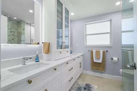 Bath - 1114 SE 6th Ave, Dania Beach, FL 33004 photo 2 of 6