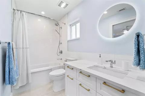 Bath - 1114 SE 6th Ave, Dania Beach, FL 33004 photo 5 of 6