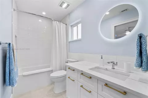 Bath - 1114 SE 6th Ave, Dania Beach, FL 33004 photo 4 of 6