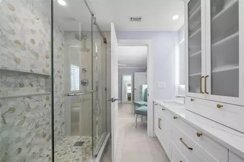 Bath - 1114 SE 6th Ave, Dania Beach, FL 33004 photo 3 of 6