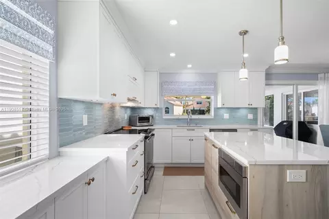 Kitchen - 1114 SE 6th Ave, Dania Beach, FL 33004 photo 3 of 4