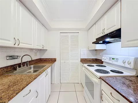 17600 NW 68th Ave #B2004, Hialeah, FL 33015