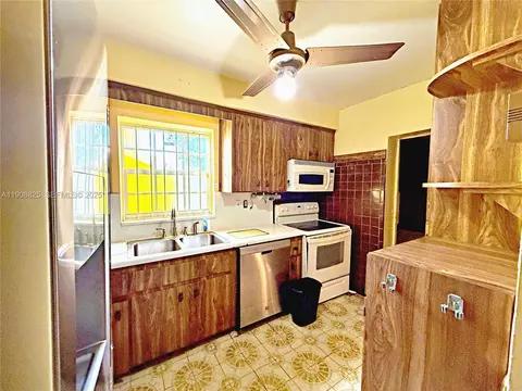 Kitchen - 880 E 28th St, Hialeah, FL 33013 photo 1 of 3